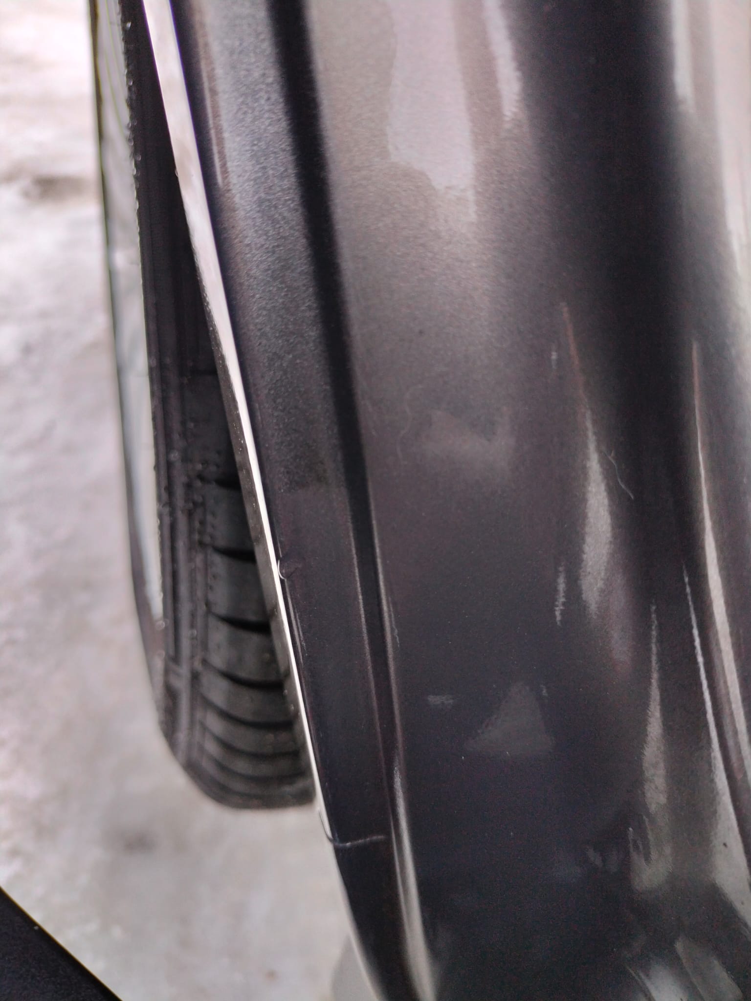 Wgniecenia na karoserii pojazdu – uszkodzenia blacharskie.