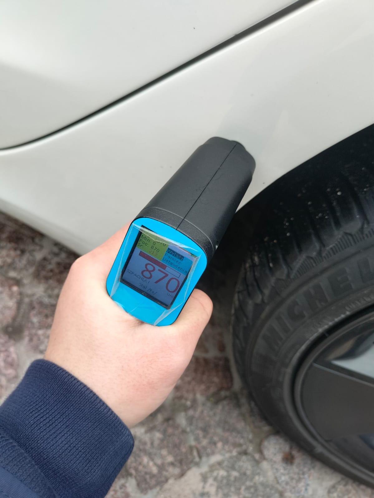 Pomiar grubości lakieru na karoserii auta