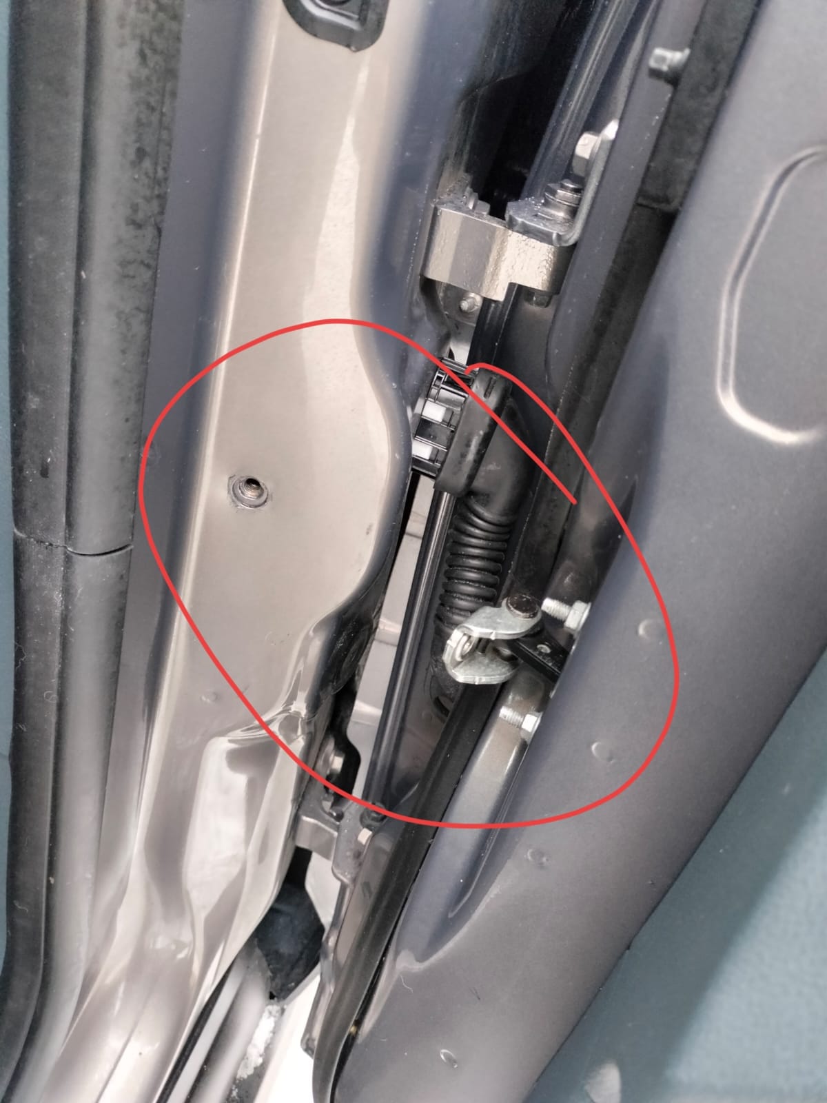 Widoczna usterka zawiasu drzwi