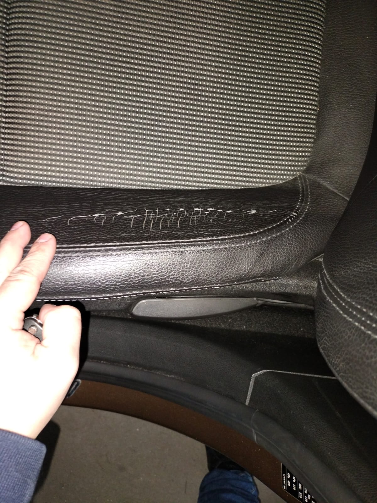 Zniszczona tapicerka siedzenia