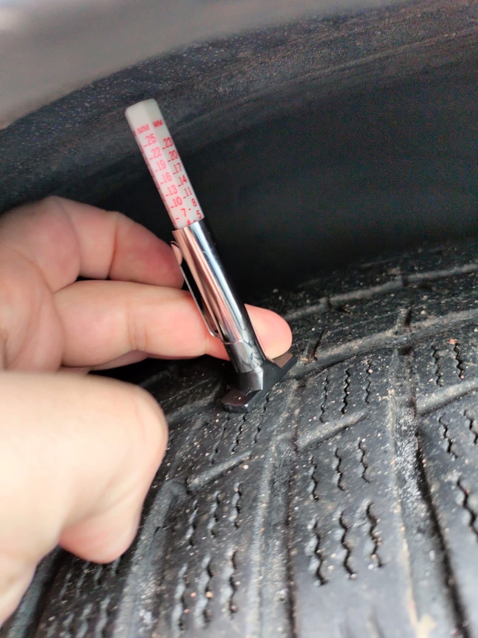 Pomiar głębokości bieżnika opony